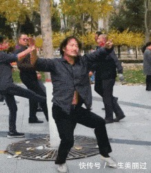 |搞笑GIF:单身久了什么事情都做的出来, 是时候找个女朋友了