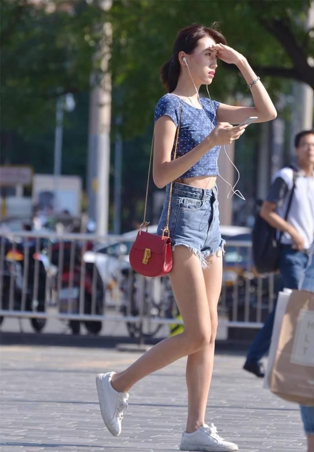 身材|穿着牛仔短裤的姑娘,她们很年轻,也相信自己有着长腿