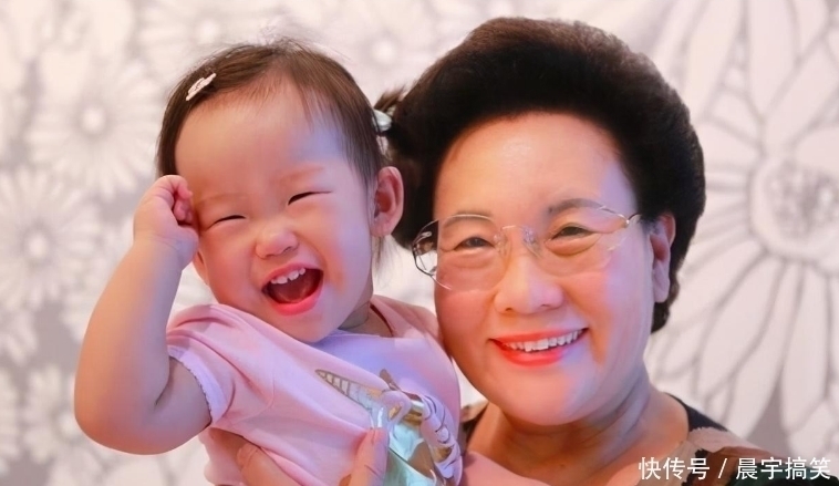 小森碟|有一种遗传叫“和奶奶长得像”,不止继承了美貌,也还原了神态