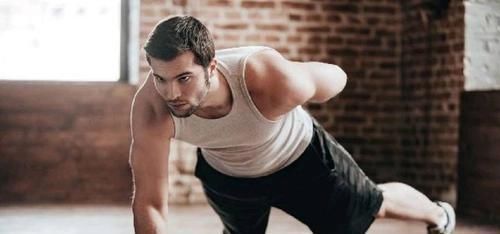 肱三头肌|天天坚持做100个俯卧撑的男人，一段时间后，身体有哪些变化呢