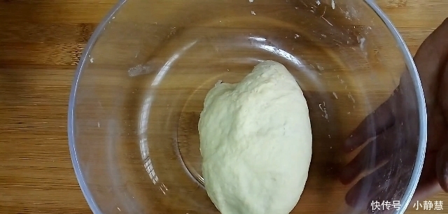  不用|面粉里打一个鸡蛋，不用烤箱，不用电饭锅，简单一做，比吃肉还香