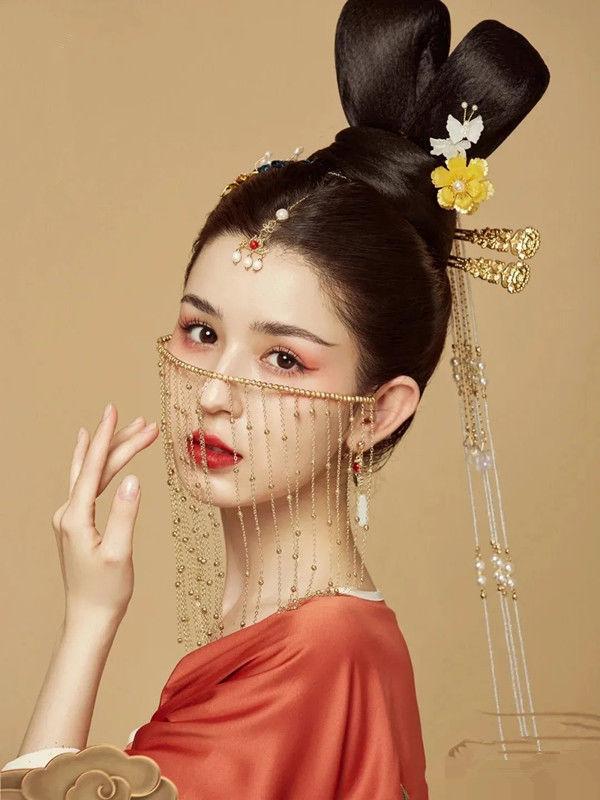 襦裙#“西域美人”哈妮克孜演绎飞天之美,金钗薄纱,皆是神秘之源