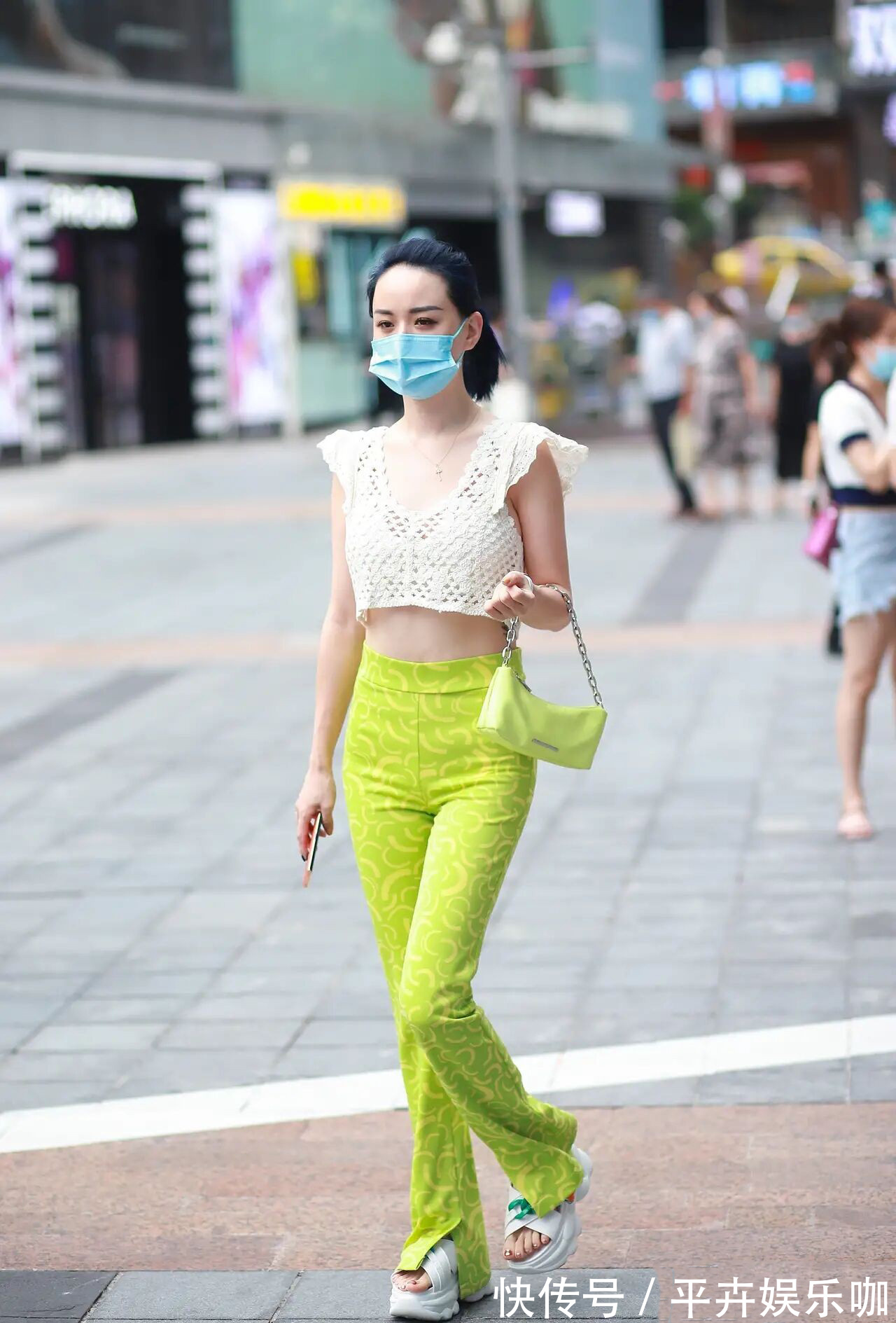 高腰裤 裤子还是穿高点吧,起码要在肚脐眼以上,小腹微凸才不会那么辣眼