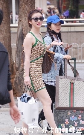 小姐姐|街拍:时尚吊带连衣裙小姐姐,皮肤细嫩,尽显凹凸有致丰腴身材