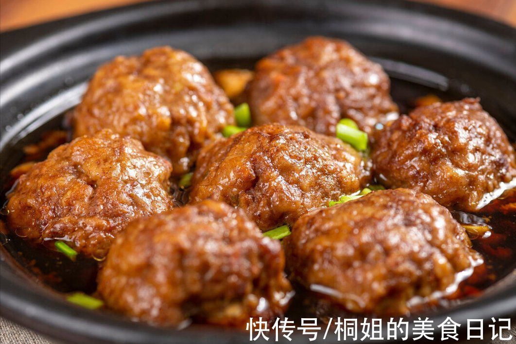 家常红烧狮子头，调肉馅最关键，Q弹香嫩很入味，连吃3个都不腻