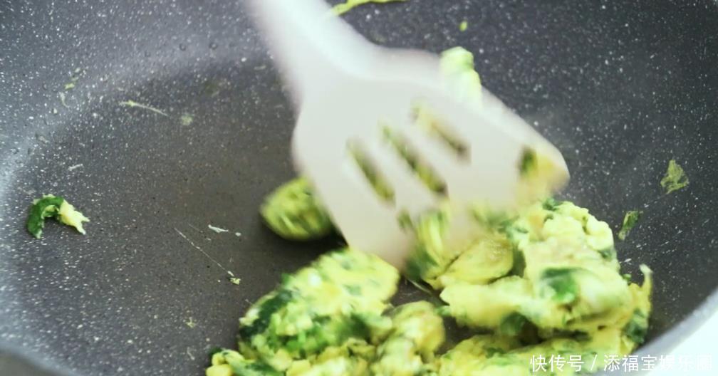 芹菜叶炒鸡蛋|眼睛疲劳多吃它,很多人都扔了,隔几天吃1次,眼睛明亮多了