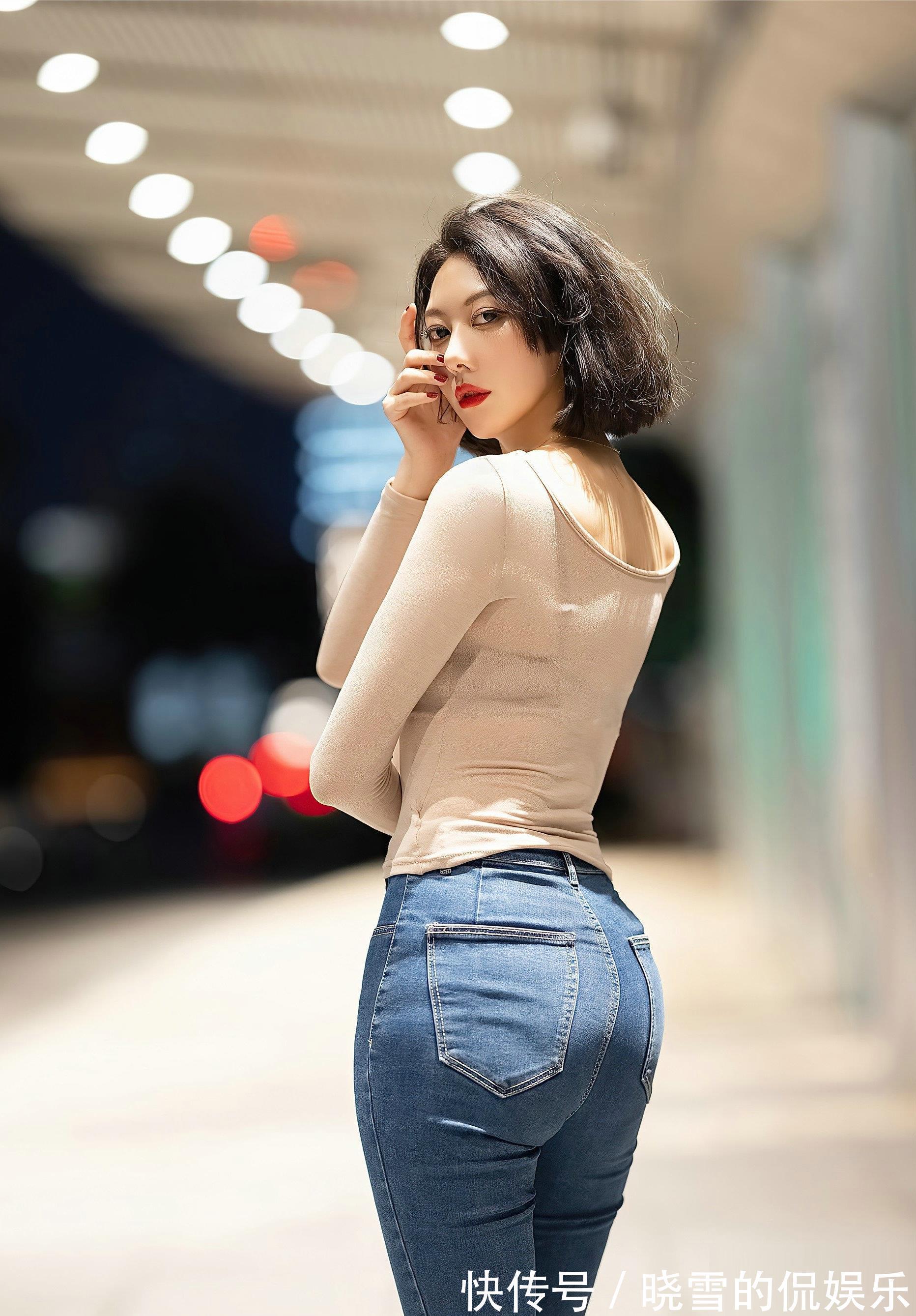 打底裤|蓝色的牛仔裤简约大气的设计，修身的版型衬托出精致有型的身材