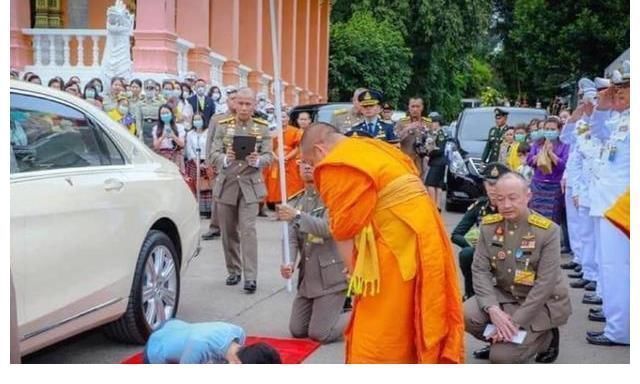 王冠!36岁诗妮娜光彩照人,佩戴太后蓝宝石套装,下一个目标就是王冠