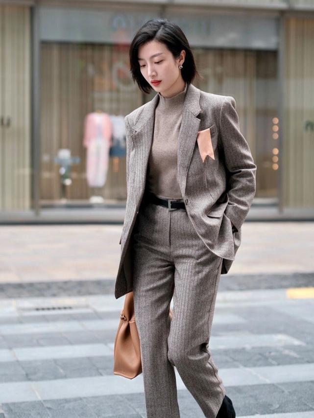 卡其色|秋冬,怎么穿西服超好看?搭配上半身裙或者紧身裤,高级又洋气