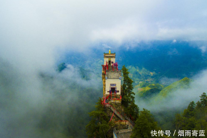 我国建在山尖上的“寺庙”，三面被悬崖围绕，仅仅有6平方米！