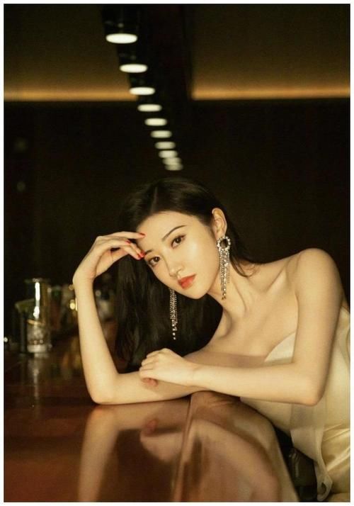 明星亲自示范：怎么戴耳环才能显脸小有气质？