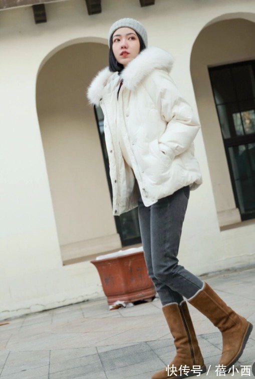 穿搭 2022不流行露脚踝,聪明女人更爱“塞裤脚”,这样穿搭时髦又显瘦