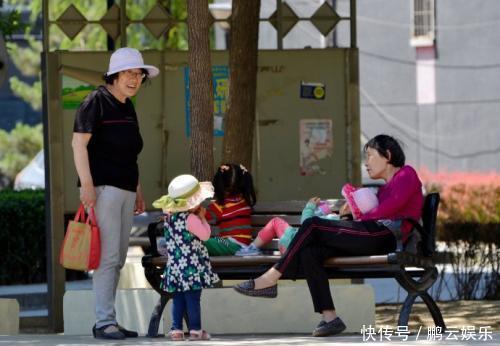 村霸|妈妈把女儿送乡下外婆家，1月后去接不敢认分明是个小“村霸”