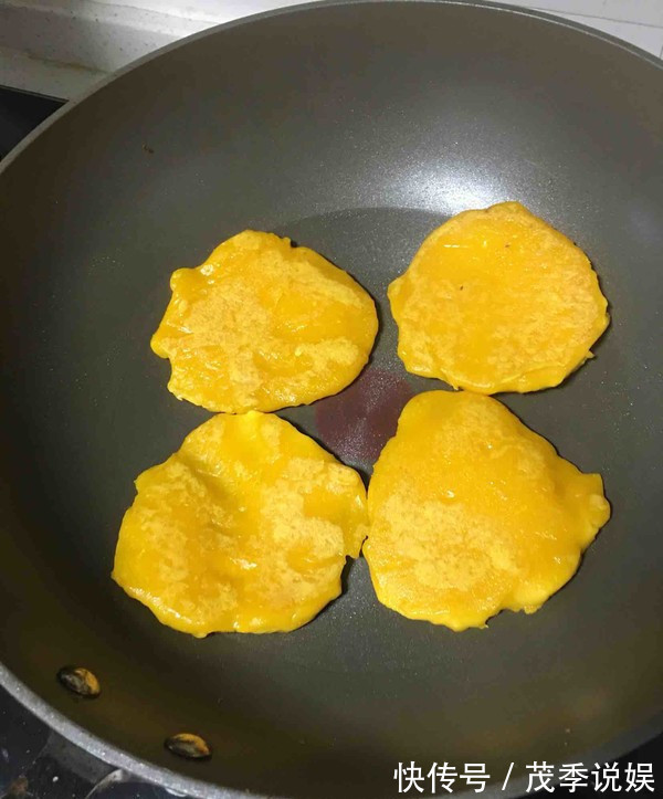 南瓜饼别炸着吃了,教你新做法,不用油炸,香甜软糯,孩子爱吃