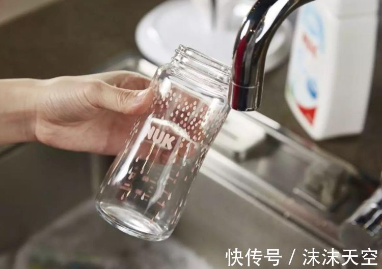 奶奶|奶奶喝光宝宝剩下的奶,次日被送回乡下,宝妈:真不是“抠门”