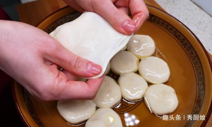 儿子迷上此面食，三天两头吃一次，不发面不烫面，上桌瞬间就扫光