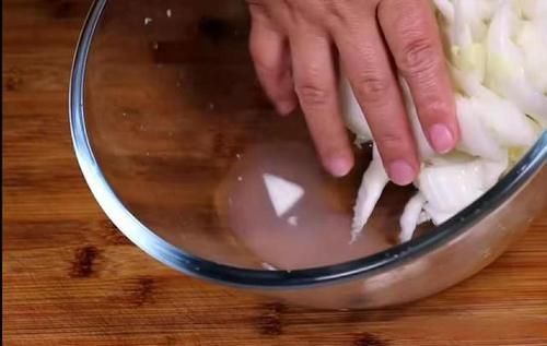 炒大白菜时,马上下锅就错了!大厨教你一招,鲜嫩脆爽、不出水