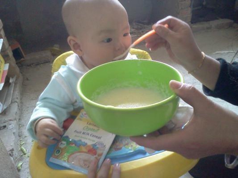 医生|9月大宝宝因吃错辅食入院,医生无奈养娃不能大意,别乱喂辅食