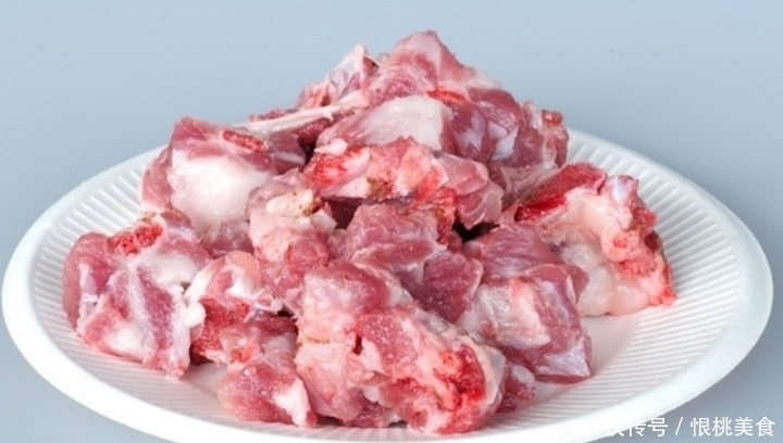 土豆|土豆蒸排骨要不要焯水?很多人做错了,排骨又老又柴,腥味重