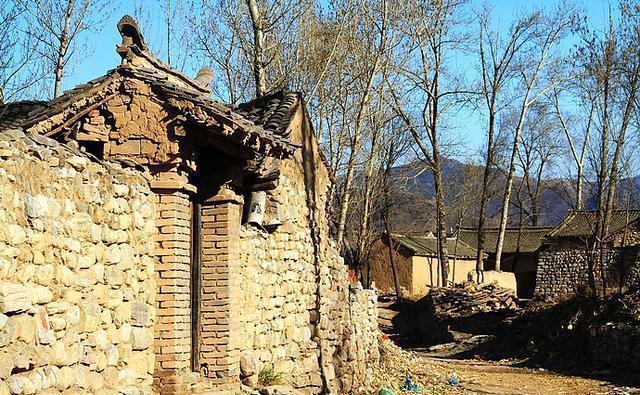 石碑|实拍王二小故居,牺牲70年后被修缮,房前石碑被泼墨,令人气愤