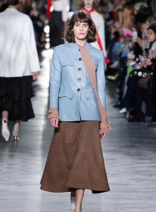 建议皮肤黄的女性，少穿黑白灰！多穿这三种“颜色”，非常显气质