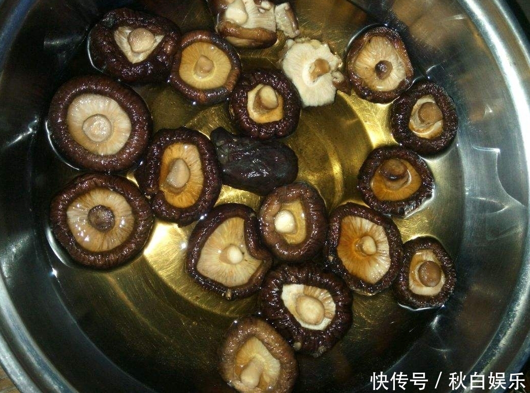 清洗香菇有窍门,记得加点它,香菇更干净,吃起来更健康