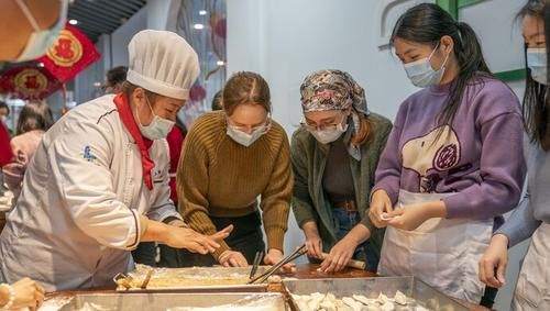 留校过年香不香？俄罗斯女留学生第一次包饺子，上海财经大学师生共度除夕