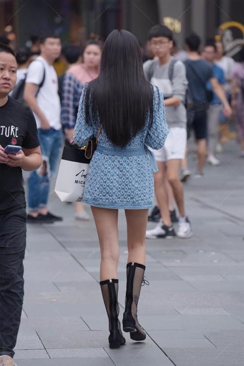 牛仔|独特设计，牛仔外套穿上很有气质，配黑色的靴子穿很帅气！