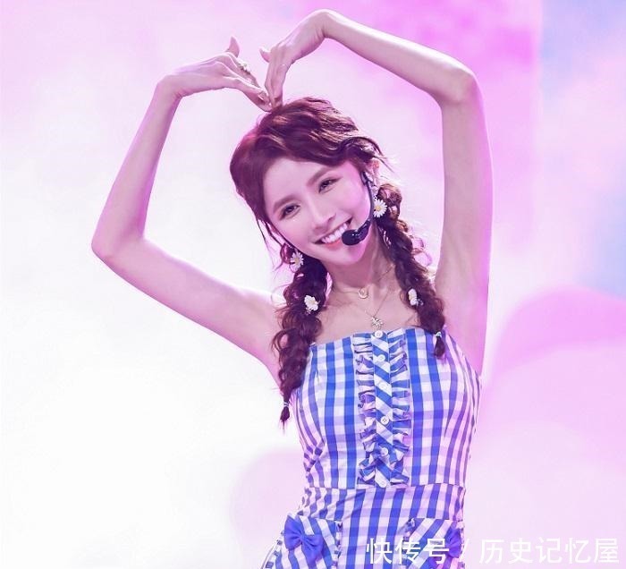 lis蔡卓宜不再拖团队的后腿,表演《敲敲》太甜了,两位导师连续表扬