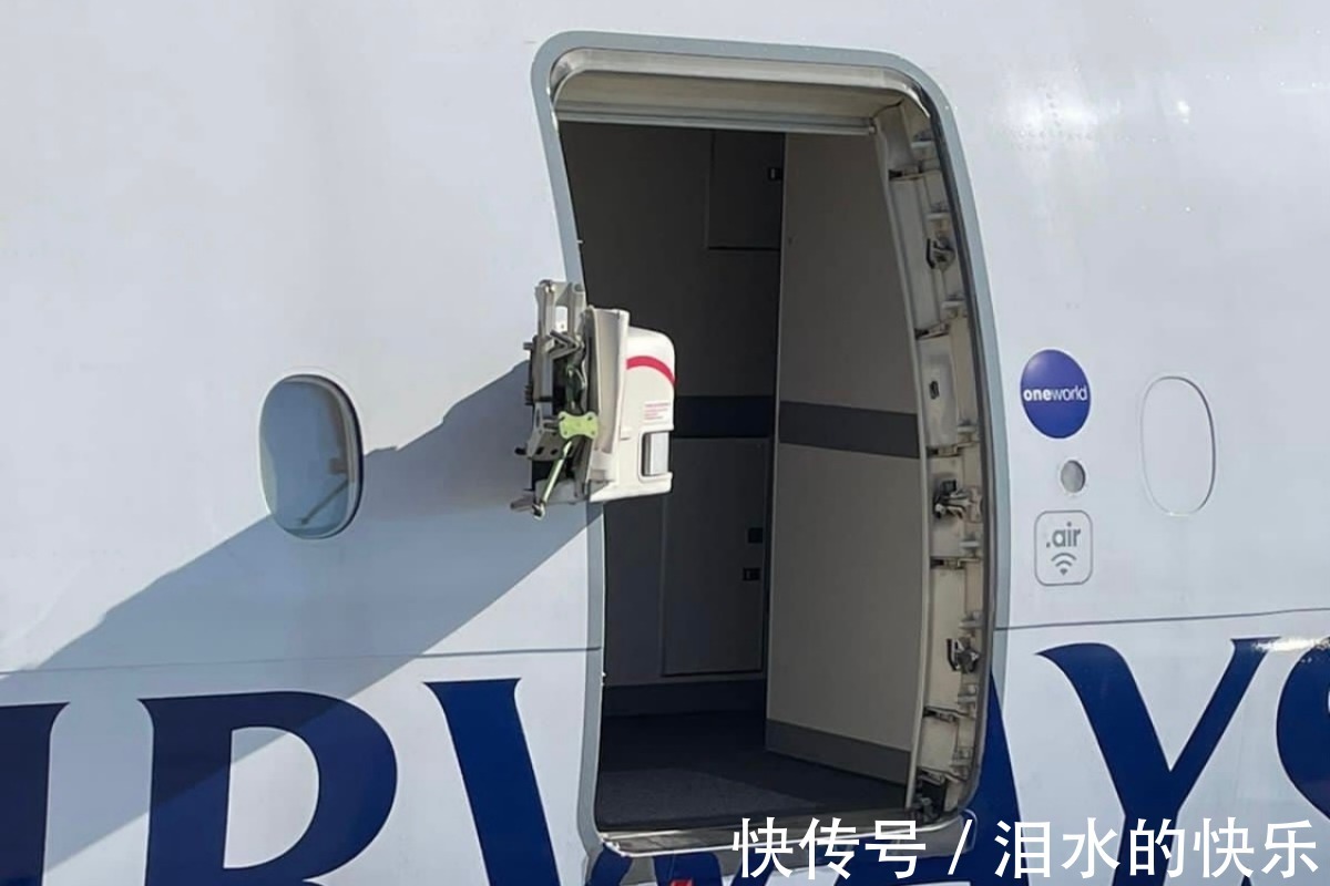 |搞笑!英国航空一架飞机在廊桥中舱门被扯掉!