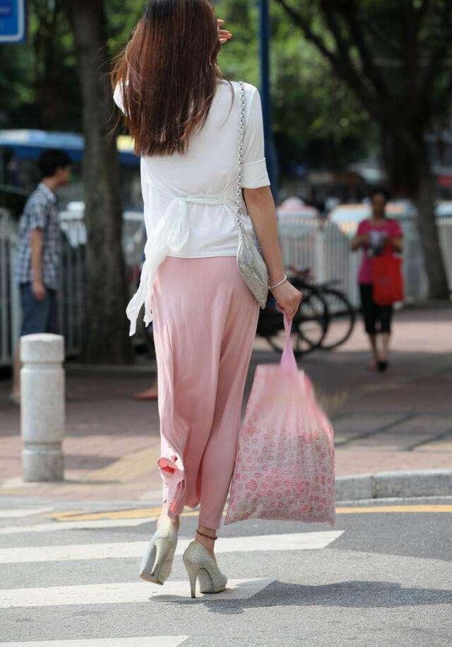 高跟鞋|街拍:美女很会穿着的,粉嫩长裙搭配银色高跟鞋,特别优雅端庄!