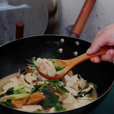 「铁锅鱼头炖豆腐」孩子常吃记忆力好，好吃又营养