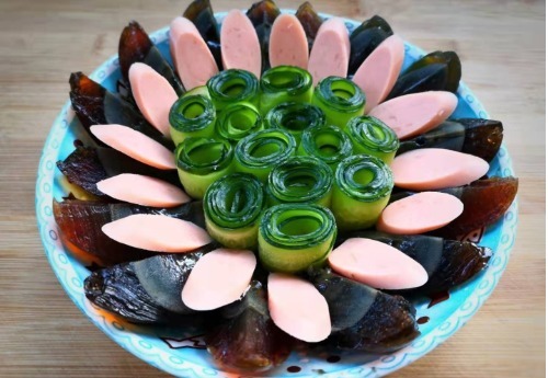 教学|教学每天一道菜,黄瓜拌皮蛋的做法,一碗料汁就够了