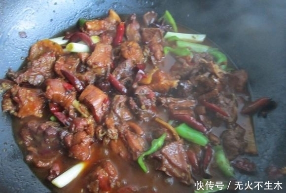 土鸡焖花卷|饭菜一锅出懒人必备,教你制作特色美食土鸡闷花卷,花卷比肉还香