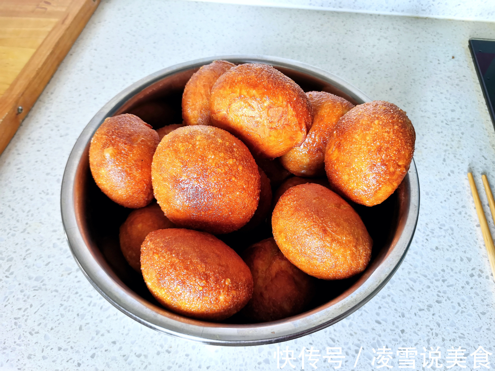 面包换个吃法，出锅太解馋了，让我想起了小时候吃过的面包味道