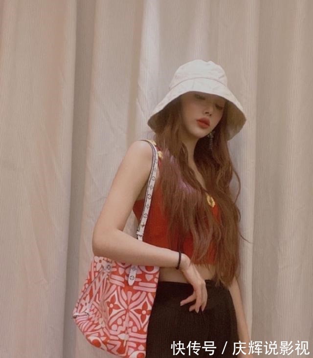 孔雪兒太膽大,牛仔半裙開到大腿盡頭,為了紅真是拼了!