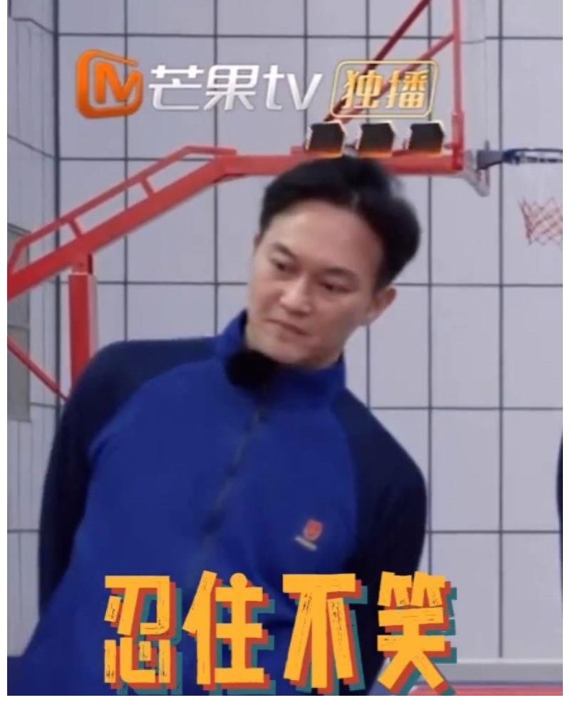 张智霖陈小春做引体向上,网友:标准的“架势十足、实战不行”