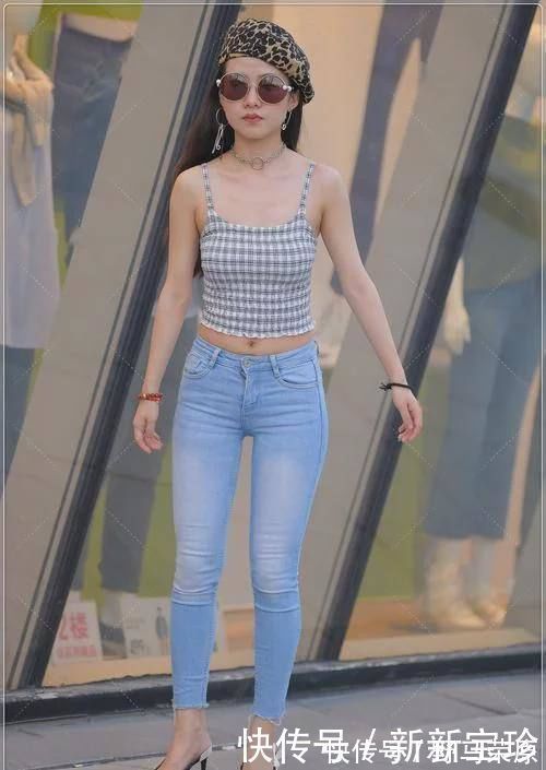 小蛮腰|格子吊带背心,紧身牛仔长裤搭配黑色高跟,这身搭配气质十足