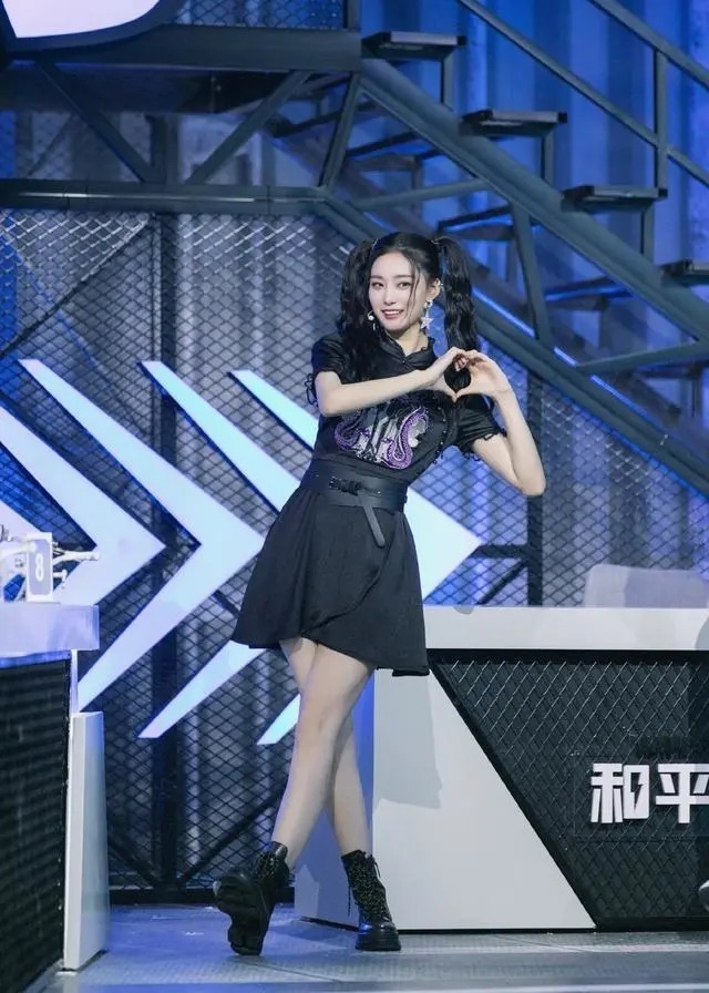 灵动|徐艺洋的女团身材“真香”,穿旗袍裙扮在逃公主,漫画腰抢镜