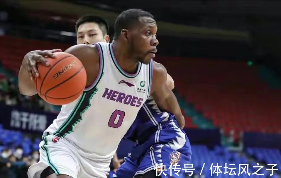 王哲林|山东男篮虽然爆冷取胜,但徐长锁的固执依然让他难逃下课命运