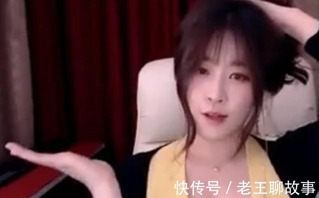 妹子|这曲线很“纲手”,不过妹子表情太尬了,纲手Cos不能这么憨