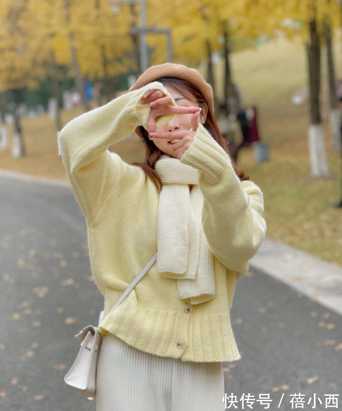 斜挎包 “针织衫”总是穿得平平无奇?建议你从颜色入手,轻松显白好几度