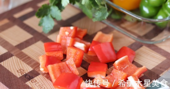 桌子|这道菜是一种网红吃法，色泽艳丽，上桌子上分分钟就没了！