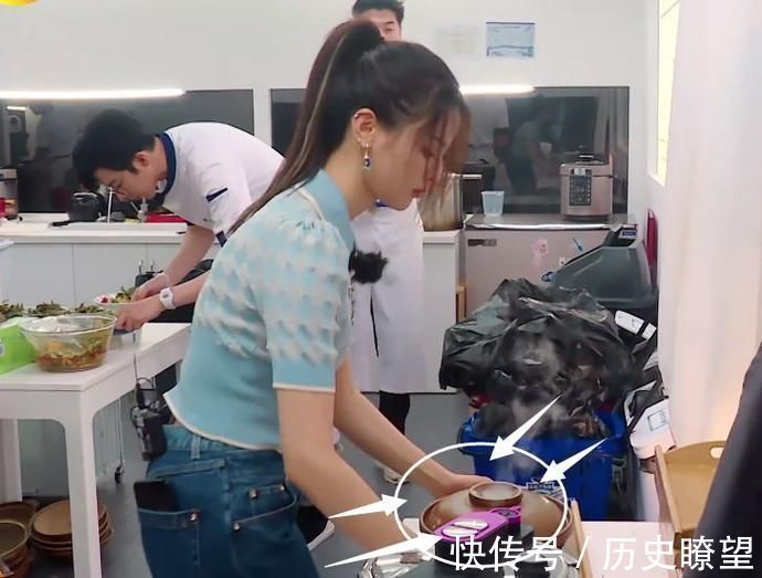 楊超越端起砂鍋準備上菜，劉宇寧發現卻立馬阻止，隨后做法太圈粉