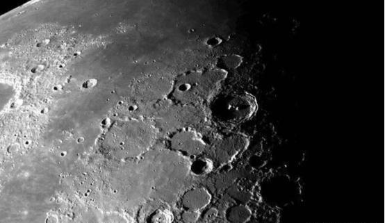 月球上的巨石在移动,科学家怀疑其背后有推力,无人知道那是什么