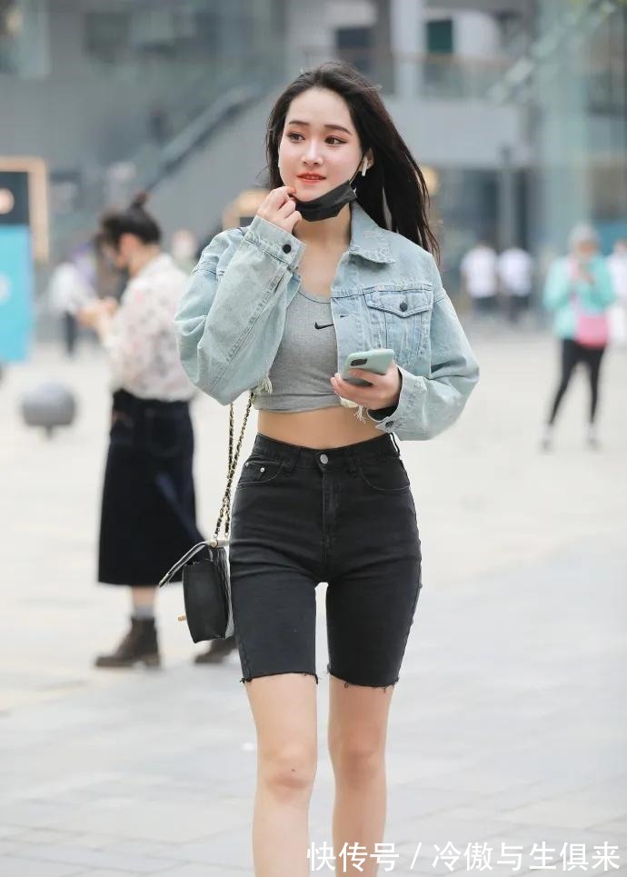 小蛮腰 节约又时髦的穿搭方式,显得个性化十足,满满的青春活力扑面而来