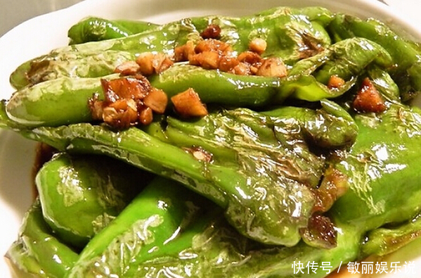 做虎皮青椒时,切忌直接下锅煎,多加一步,香辣入味,非常下饭