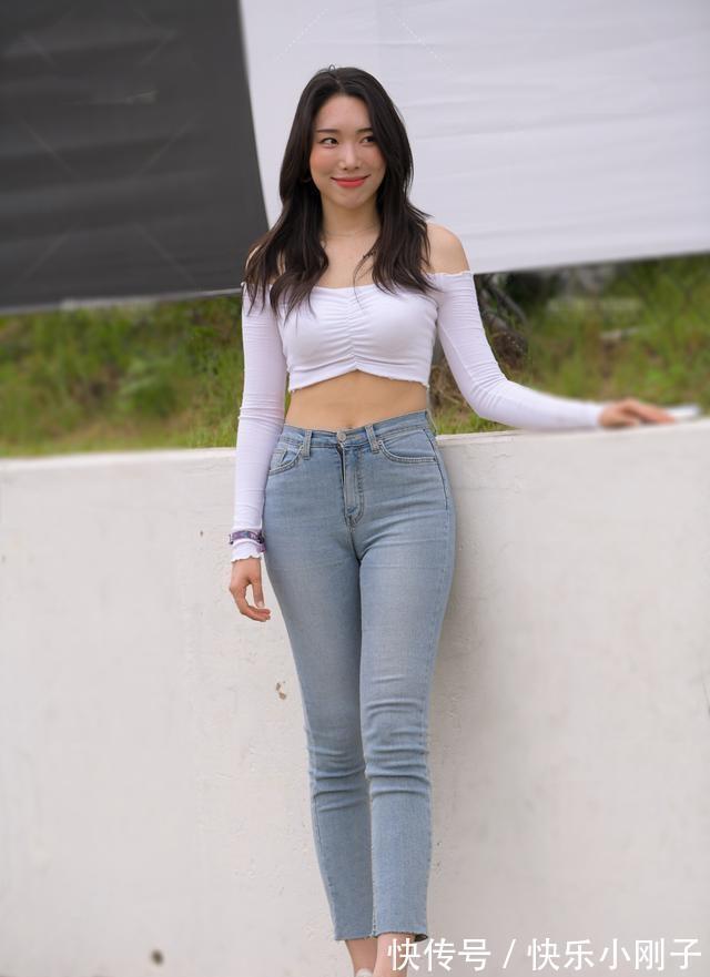 直筒裤 白色露肩上衣搭配牛仔打底裤,流行搭配,看起来更有范儿