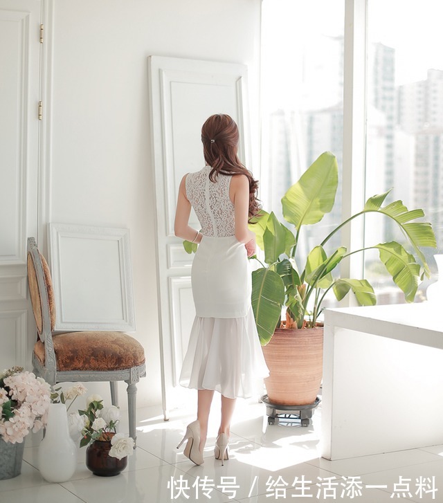 时尚女王孙允珠身穿白色蕾丝长裙,气质甜美有种秀气和时尚感!