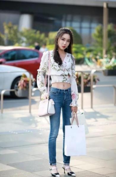 长发|街拍长发美女身穿黑色吊带背心,飘逸长发展露十足魅力